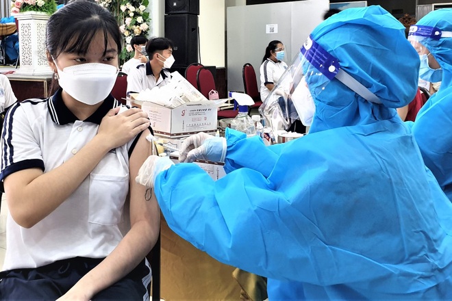 Học sinh Sóc Trăng phấn khởi tiêm vaccine mũi 2 - 1