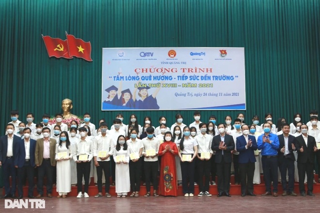 Tân sinh viên khó khăn được tiếp sức đến giảng đường - 3 Tân sinh viên khó khăn được tiếp sức đến giảng đường - 3