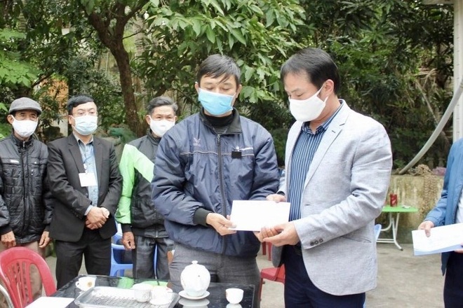 Trao kinh phí hỗ trợ gia đình nữ công nhân tử vong vì tai nạn giao thông - 2 Trao kinh phí hỗ trợ gia đình nữ công nhân tử vong vì tai nạn giao thông - 2