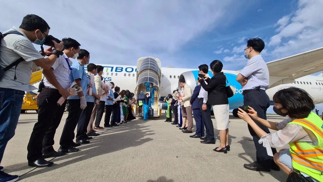 Đoàn du khách quốc tế có hộ chiếu vaccine đầu tiên đặt chân đến Khánh Hòa - 2