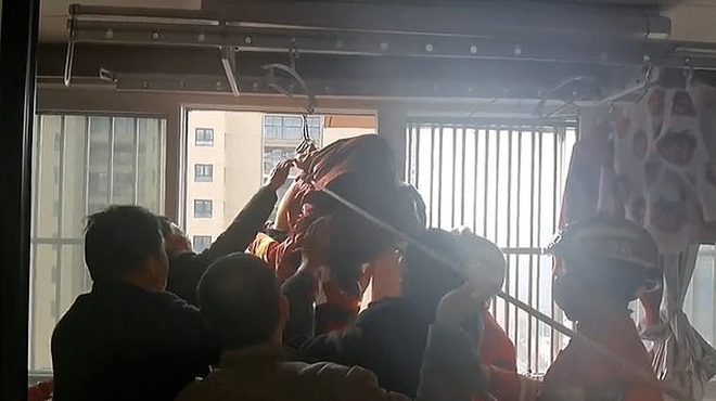 Cụ bà bị treo lơ lửng sau khi ngã từ tầng 19 chung cư Trung Quốc - 1 Cụ bà bị treo lơ lửng sau khi ngã từ tầng 19 chung cư Trung Quốc - 1