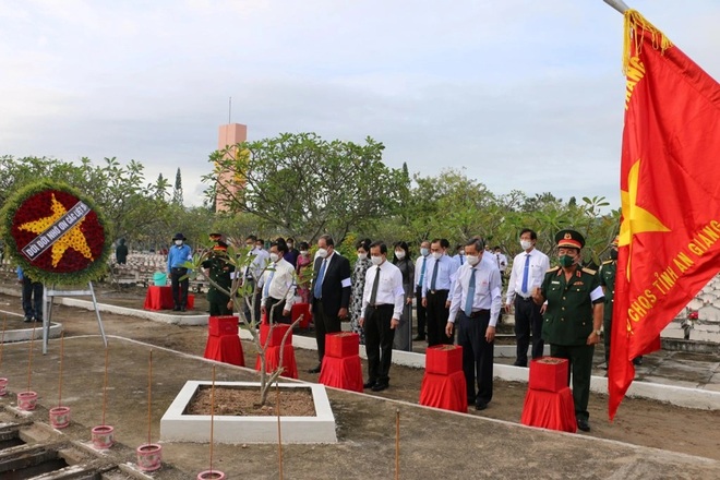 An Giang: Truy điệu, cải táng 54 hài cốt liệt sĩ quân tình nguyện Việt Nam - 3 An Giang: Truy điệu, cải táng 54 hài cốt liệt sĩ quân tình nguyện Việt Nam - 3