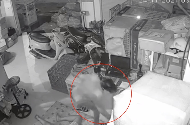 Camera ghi hình tên trộm làm liều tại kho hàng ở TPHCM - 1