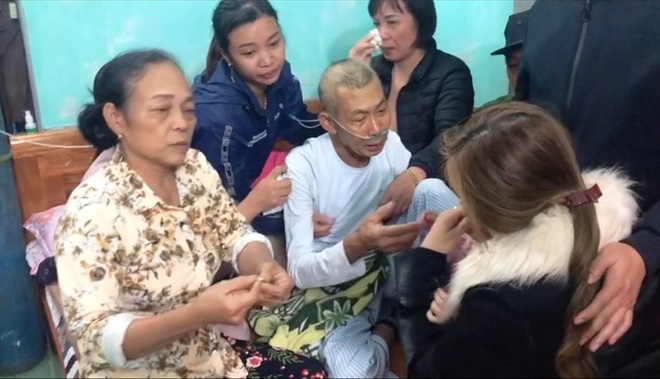 Xúc động hình ảnh người cha trước lúc đi xa tặng quà động viên con cháu - 2 Xúc động hình ảnh người cha trước lúc đi xa tặng quà động viên con cháu - 2