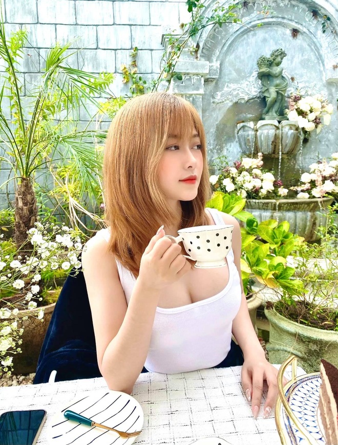 Hot girl xứ Huế khiến bao người mê mẩn với sắc vóc gợi cảm - 2 Hot girl xứ Huế khiến bao người mê mẩn với sắc vóc gợi cảm - 2