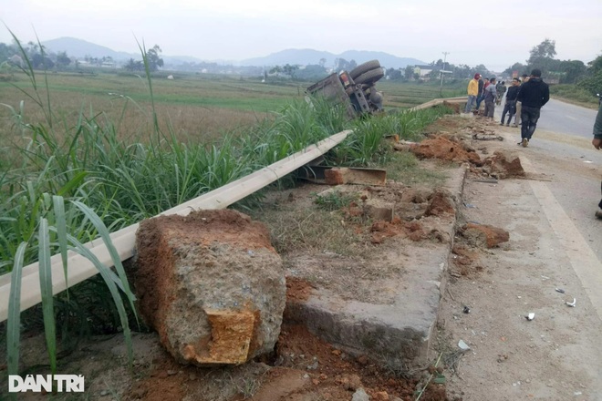 nhiều m lan can bị húc đổ_nghĩa đàn_nguyễn tú.jpeg nhiều m lan can bị húc đổ_nghĩa đàn_nguyễn tú.jpeg