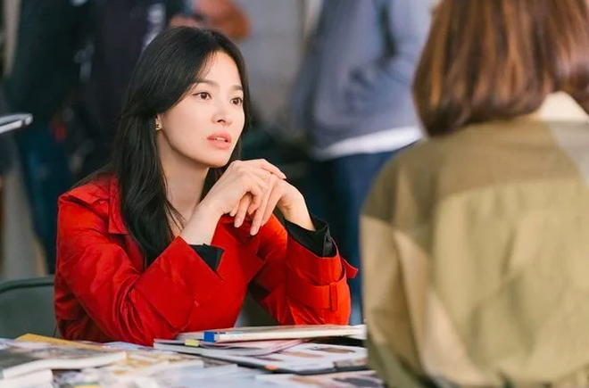 Mẫu áo khoác mà Song Hye Kyo mặc trong phim cháy hàng - 4 Mẫu áo khoác mà Song Hye Kyo mặc trong phim cháy hàng - 4