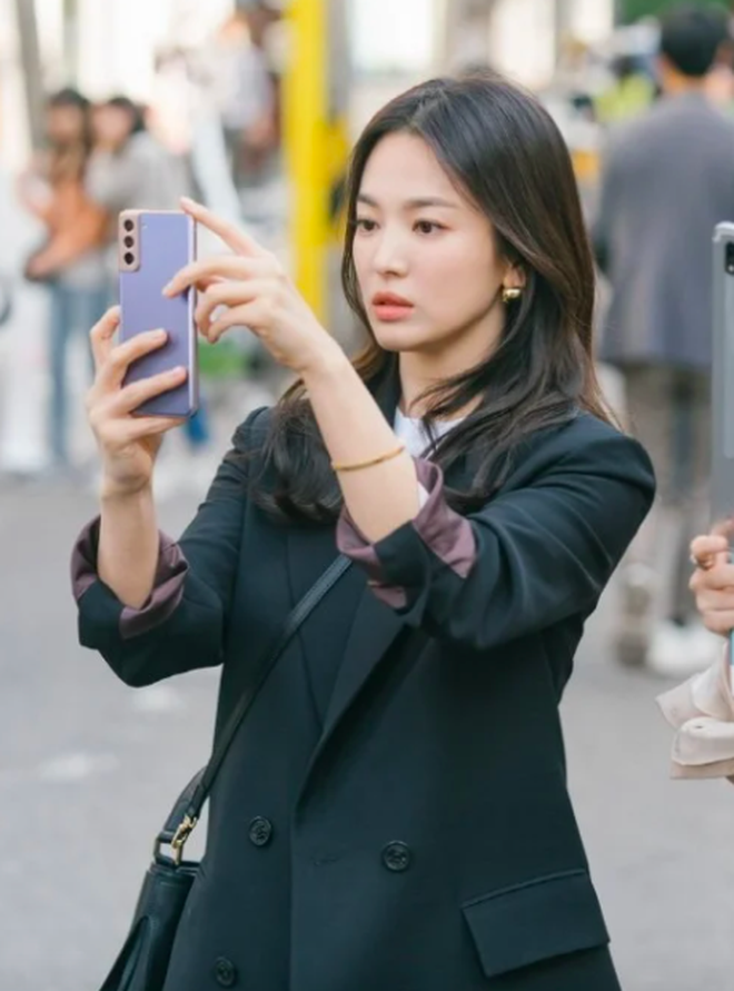 Mẫu áo khoác mà Song Hye Kyo mặc trong phim cháy hàng - 3 Mẫu áo khoác mà Song Hye Kyo mặc trong phim cháy hàng - 3
