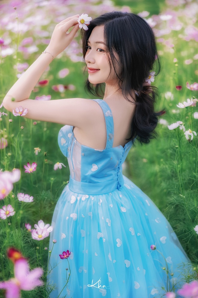 Thiếu nữ Kiên Giang khoe nét xuân thì giữa vườn hoa ngập sắc màu - 2 Thiếu nữ Kiên Giang khoe nét xuân thì giữa vườn hoa ngập sắc màu - 2
