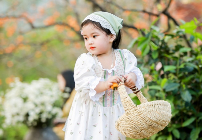 Cư dân mạng phát sốt với vẻ đẹp trong veo của cô bé vườn hồng - 3 Cư dân mạng phát sốt với vẻ đẹp trong veo của cô bé vườn hồng - 3