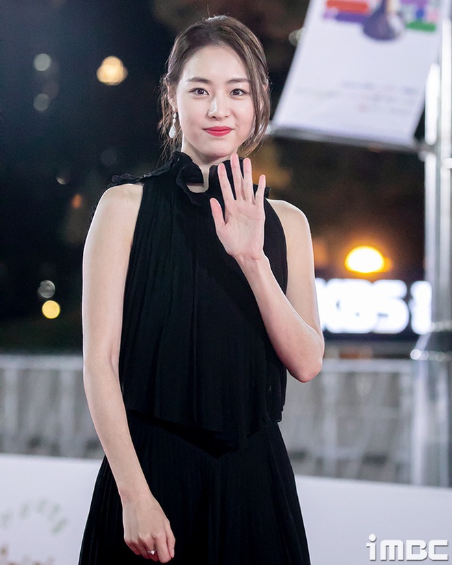 Chị đại Kim Hye Soo nổi nhất thảm đỏ Rồng Xanh 2021 - 10