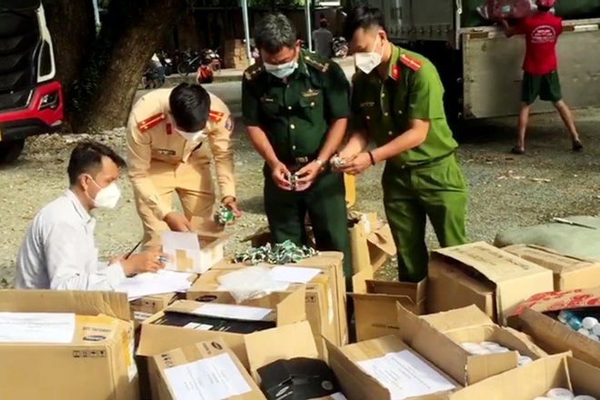 Bắt lô mỹ phẩm, linh kiện điện tử… nghi vấn nhập lậu, trị giá tiền tỷ - 2 Bắt lô mỹ phẩm, linh kiện điện tử… nghi vấn nhập lậu, trị giá tiền tỷ - 2