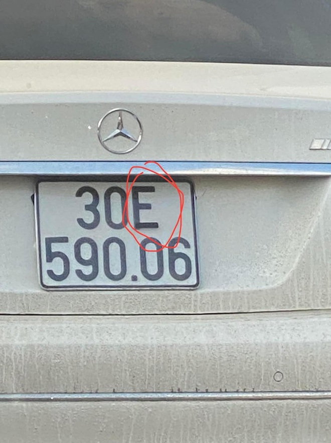 Chiếc xe Mercedes-Benz với phần biển số được dán băng keo khiến dân mạng xôn xao (Ảnh: HLX). Chiếc xe Mercedes-Benz với phần biển số được dán băng keo khiến dân mạng xôn xao (Ảnh: HLX).