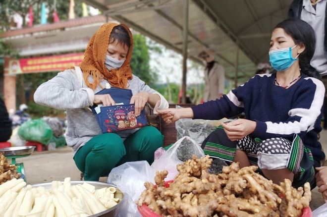 Rộn ràng chợ chiều năm ngàn ở Tây Giang - 2 Rộn ràng chợ chiều năm ngàn ở Tây Giang - 2