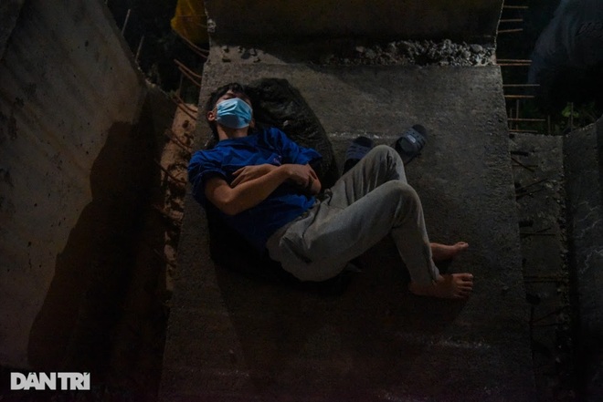 Phận đời của những lao động nghèo ngủ ống cống giữa Thủ đô - 7