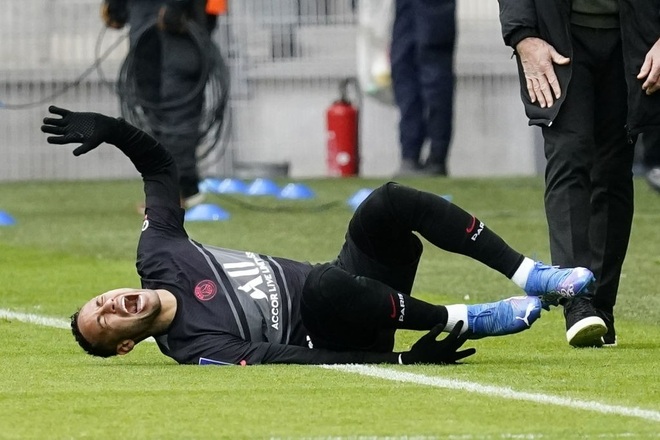 Kinh hoàng hình ảnh Neymar bị gãy gập cổ chân trong chiến thắng của PSG - 2