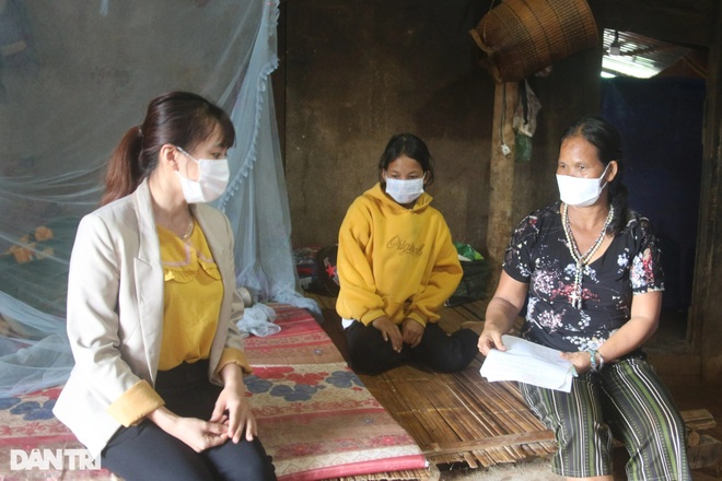 Nếu có tiền đến bệnh viện điều trị, bé gái khốn khổ sẽ được cứu sống! - 2 Nếu có tiền đến bệnh viện điều trị, bé gái khốn khổ sẽ được cứu sống! - 2