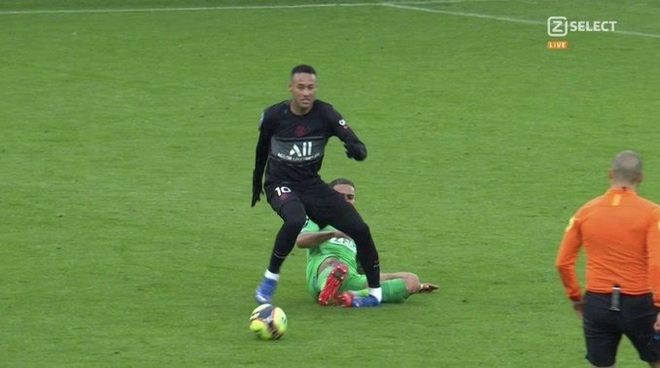 Kinh hoàng hình ảnh Neymar bị gãy gập cổ chân trong chiến thắng của PSG - 1