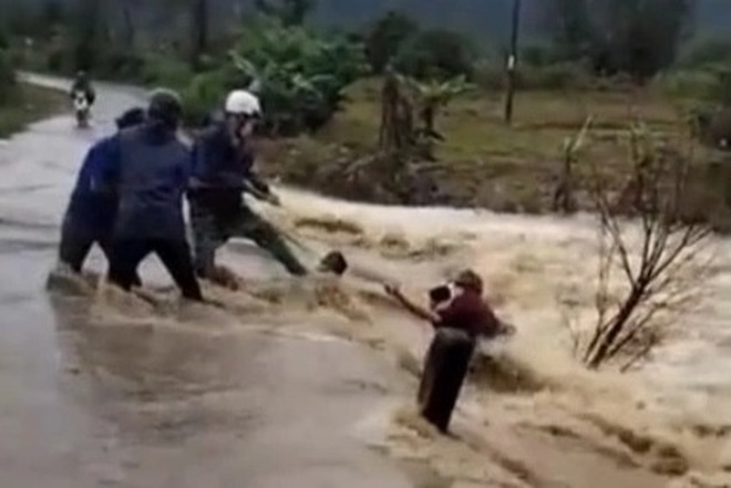 Người phụ nữ thoát chết ngoạn mục giữa dòng lũ chảy xiết - 1 Người phụ nữ thoát chết ngoạn mục giữa dòng lũ chảy xiết - 1