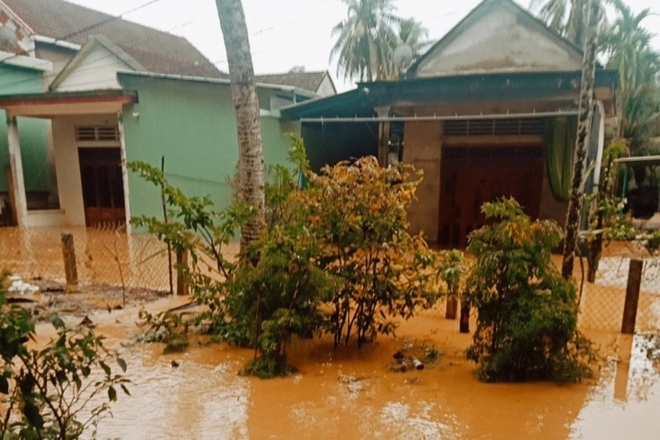 Bình Định: Mưa lớn cô lập 1.000 ngôi nhà, người dân phải sơ tán khẩn cấp  - 8