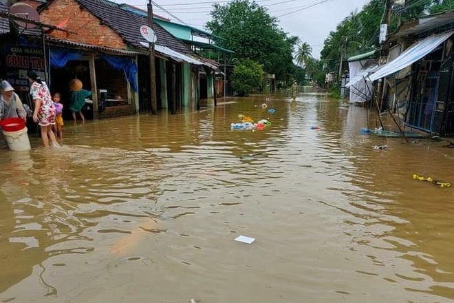 Bình Định: Mưa lớn cô lập 1.000 ngôi nhà, người dân phải sơ tán khẩn cấp  - 4