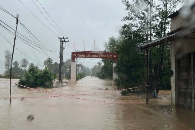 Bình Định: Mưa lớn cô lập 1.000 ngôi nhà, người dân phải sơ tán khẩn cấp  - 6