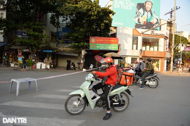 Hà Nội phong tỏa cả đoạn phố Đê La Thành để xét nghiệm Covid-19 - 4 Hà Nội phong tỏa cả đoạn phố Đê La Thành để xét nghiệm Covid-19 - 4