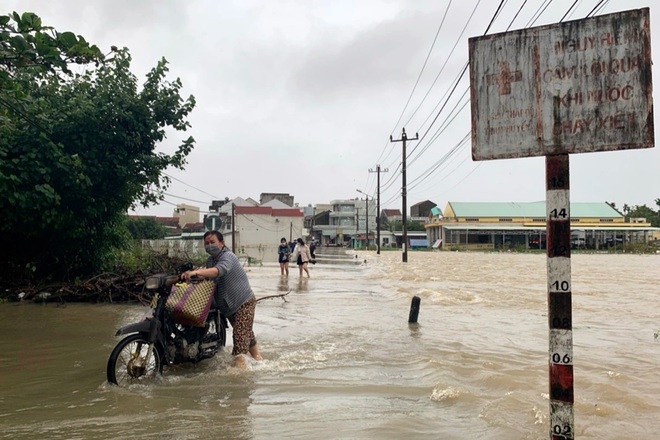 Thủy điện xả lũ cuồn cuộn, người dân vơ tài sản tháo chạy - 4