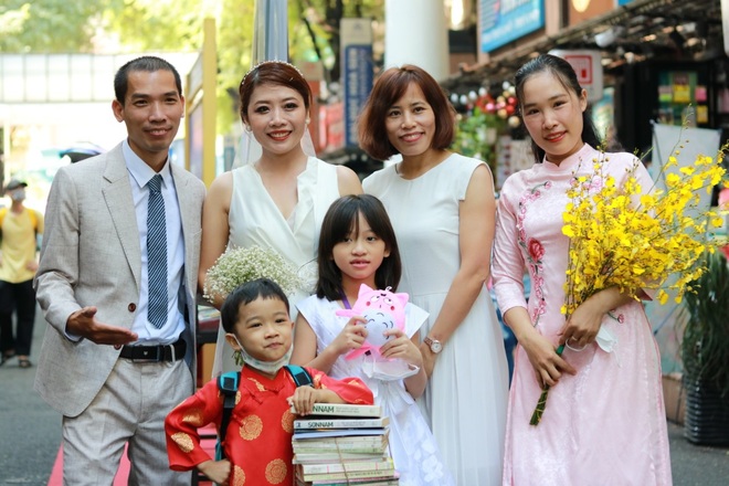 Cặp đôi khác người ở Sài Gòn làm lễ cưới không phong bì chỉ nhận... sách - 2 Cặp đôi khác người ở Sài Gòn làm lễ cưới không phong bì chỉ nhận... sách - 2