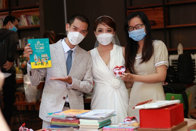 Cặp đôi khác người ở Sài Gòn làm lễ cưới không phong bì chỉ nhận... sách - 3 Cặp đôi khác người ở Sài Gòn làm lễ cưới không phong bì chỉ nhận... sách - 3