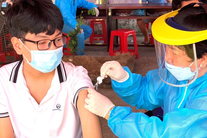 Người 12 tuổi trở lên chưa tiêm vaccine không được ra khỏi nơi cư trú - 1 Người 12 tuổi trở lên chưa tiêm vaccine không được ra khỏi nơi cư trú - 1