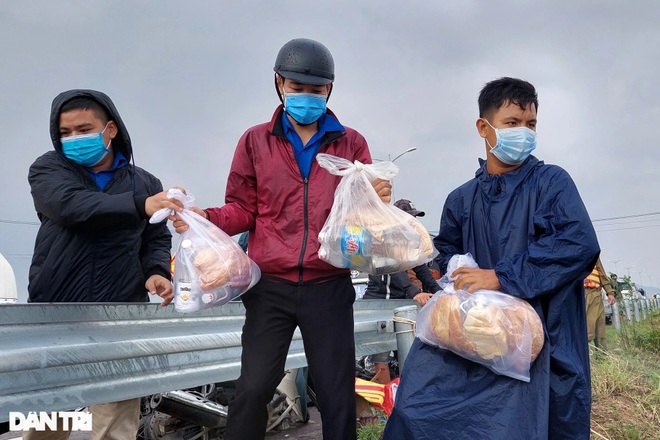 Nước dâng ngang người, dân lội lũ vẫy tay gọi cứu trợ mì tôm, nước uống - 5 Nước dâng ngang người, dân lội lũ vẫy tay gọi cứu trợ mì tôm, nước uống - 5