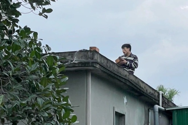 Tài xế leo lên mái nhà la hét khi gặp công an - 1