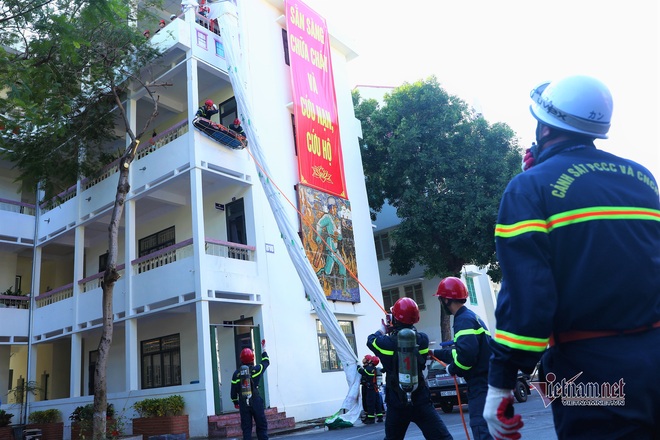 Cảnh sát Phòng cháy chữa cháy trèo tường, đu dây cứu nạn cứu hộ - 5