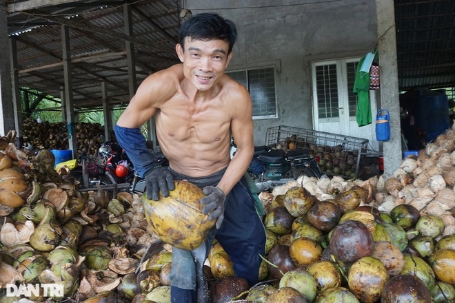 Dozens of steps to make a sweet and white coconut rice dish, a specialty of Ben Tre - 1