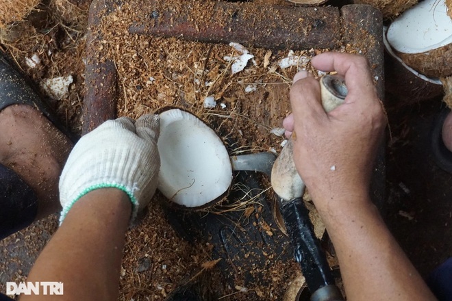 Dozens of steps to make a sweet and white coconut rice dish, a specialty of Ben Tre - 2