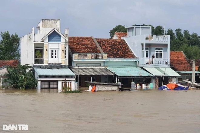 Phú Yên: Gần 30.000 ngôi nhà chìm trong biển nước, 6 người chết và mất tích - 1
