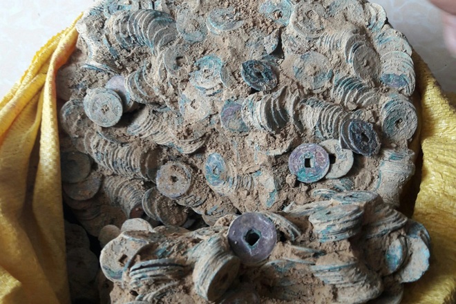 Phát hiện hũ sành chứa nhiều tiền cổ - 1