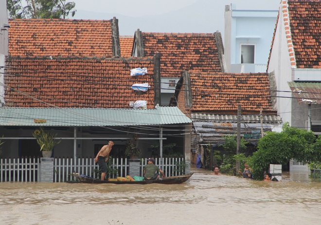 Phú Yên: Gần 30.000 ngôi nhà chìm trong biển nước, 6 người chết và mất tích - 6