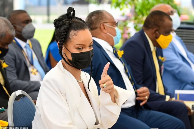 Nữ ca sĩ Rihanna được quê nhà Barbados vinh danh là anh hùng dân tộc - 2 Nữ ca sĩ Rihanna được quê nhà Barbados vinh danh là anh hùng dân tộc - 2