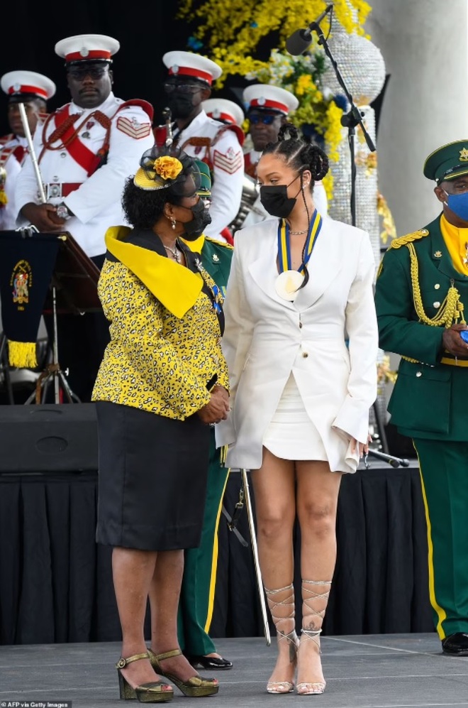 Nữ ca sĩ Rihanna được quê nhà Barbados vinh danh là anh hùng dân tộc - 1