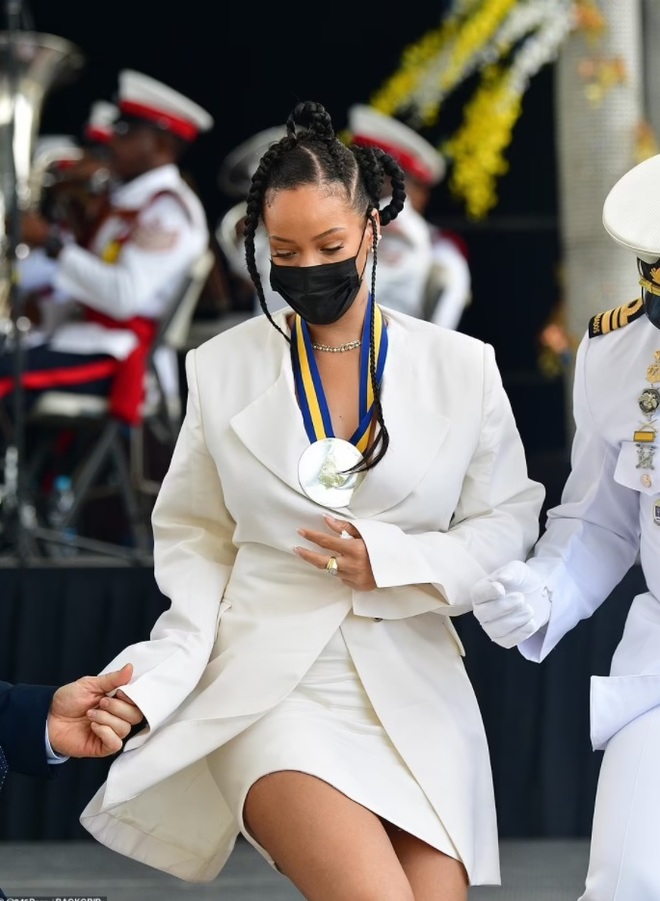 Nữ ca sĩ Rihanna được quê nhà Barbados vinh danh là anh hùng dân tộc - 3 Nữ ca sĩ Rihanna được quê nhà Barbados vinh danh là anh hùng dân tộc - 3