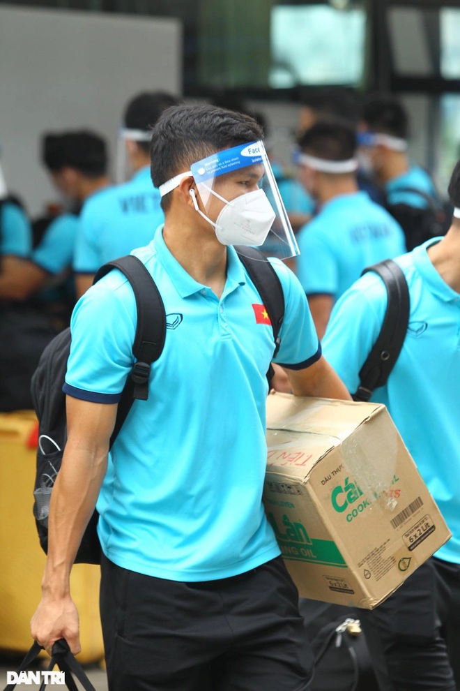 Đội tuyển Việt Nam rời TPHCM, sang Singapore dự AFF Cup 2020 - 9