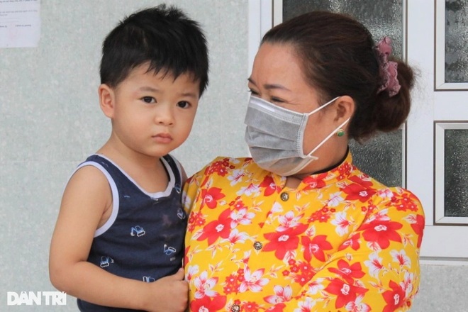 Hỗ trợ bé trai 2 tuổi bị mẹ bỏ rơi, cha mất vì Covid-19 ở Bạc Liêu - 1 Hỗ trợ bé trai 2 tuổi bị mẹ bỏ rơi, cha mất vì Covid-19 ở Bạc Liêu - 1