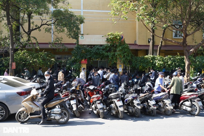 Người dân ở Hà Nội đổ xô đi đăng ký xe sau khi giảm 50% phí trước bạ - 1