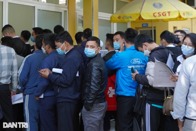 Người dân Hà Nội đổ xô đi đăng ký xe sau khi giảm 50% phí trước bạ - 7