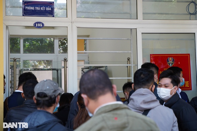 Người dân ở Hà Nội đổ xô đi đăng ký xe sau khi giảm 50% phí trước bạ - 8