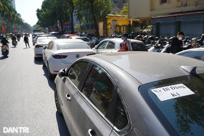 Người dân Hà Nội đổ xô đi đăng ký xe sau khi giảm 50% phí trước bạ - 9