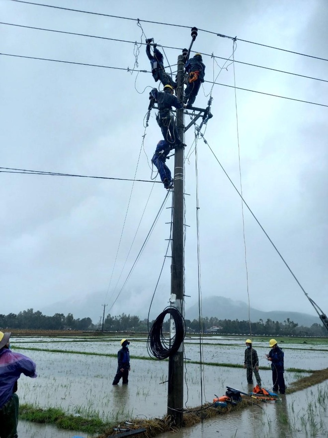 Hơn 77.800 khách hàng miền Trung - Tây Nguyên đã được cấp điện trở lại sau mưa lớn - 3