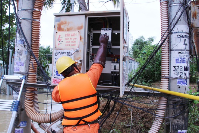 Hơn 77.800 khách hàng miền Trung - Tây Nguyên đã được cấp điện trở lại sau mưa lớn - 4